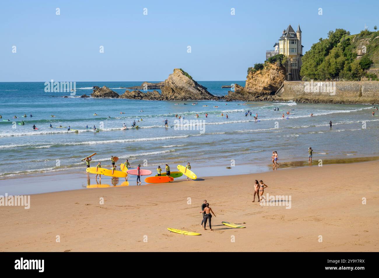 France, Pyrénées-Atlantiques (64), pays Basque, surfeurs et école de surf sur la plage de la côte basque avec vue sur la villa Belza Banque D'Images