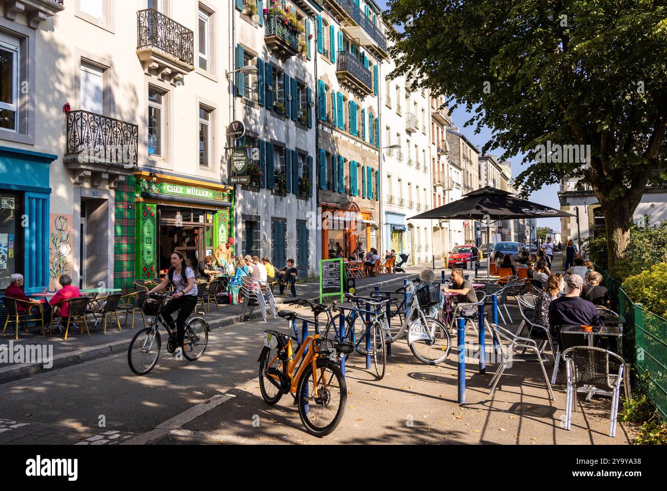 France, Finistère, Brest, terrasses de la rue Navarin Banque D'Images
