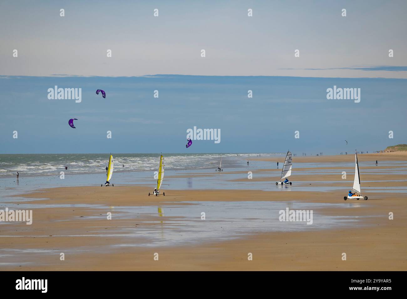 France, Vendée, Saint Jean de Monts, yachts de sable sur la plage et kitesurf en arrière-plan Banque D'Images