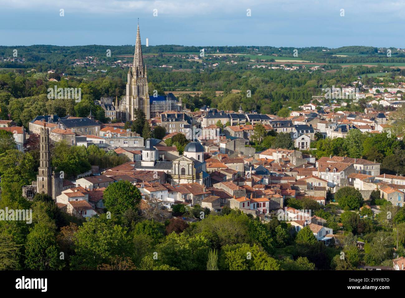 France, Vendée, Fontenay le Comte, la ville dominée par la flèche de l'église notre-Dame du XVe siècle (vue aérienne) Banque D'Images