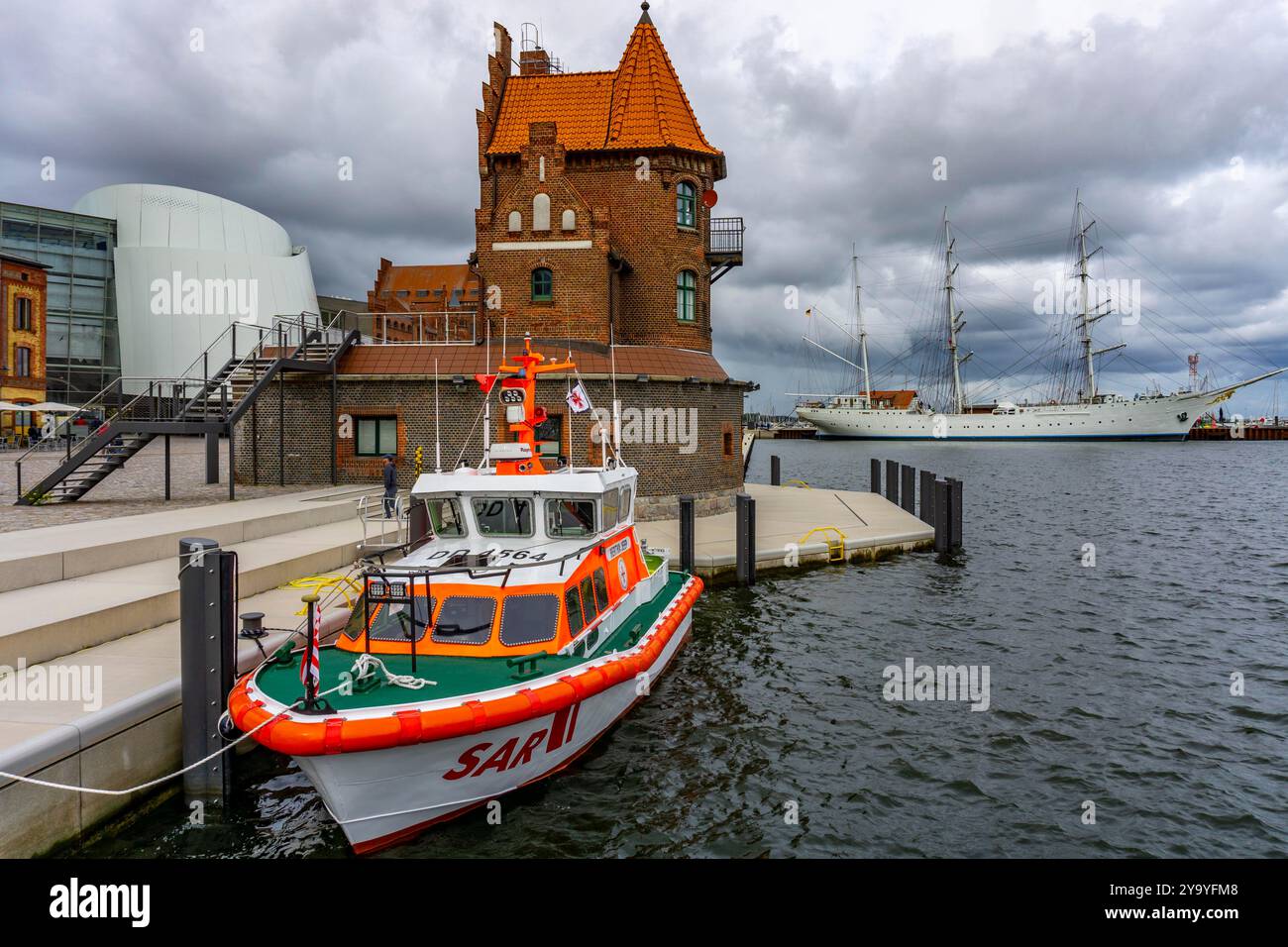 Bateau de sauvetage en mer Hertha Jeep, du Service allemand de recherche et de sauvetage maritime, DGzRS, maison de pilotage, navire-musée navire de formation à voile Gorch Fock I, Strals Banque D'Images