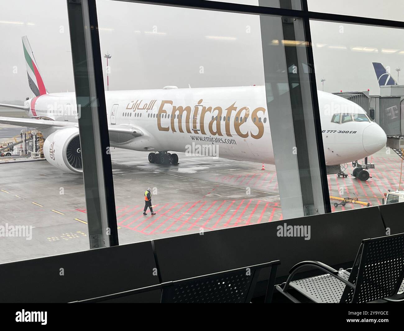 Boeing 777-300 er d'Emirates Airlines sur la bretelle de l'aéroport Chopin de Varsovie, Pologne, UE - Image de stock capturée avec un smartphone