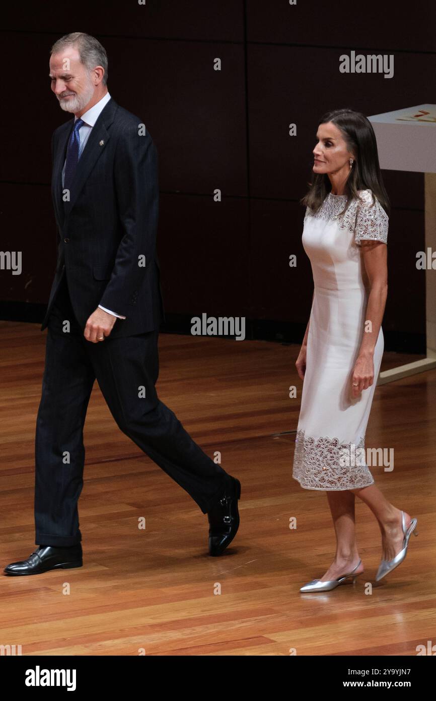 Le Roi Felipe VI d'Espagne et la Reine Letizia d'Espagne assistent aux 'Prix nationaux de la culture 2022 et 2023' au Musée Reina Sofia le 10 octobre 2024 Banque D'Images