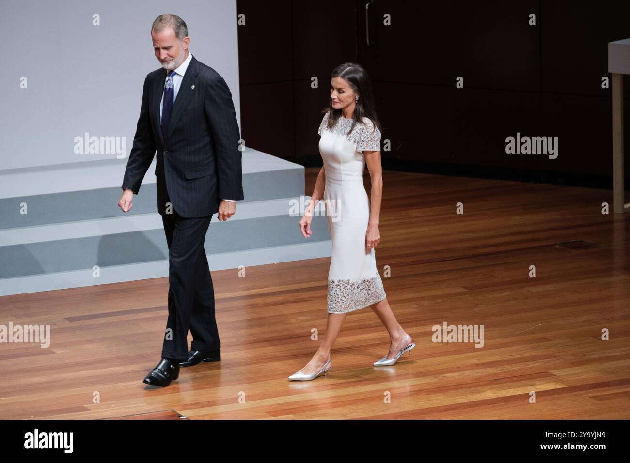 Le Roi Felipe VI d'Espagne et la Reine Letizia d'Espagne assistent aux 'Prix nationaux de la culture 2022 et 2023' au Musée Reina Sofia le 10 octobre 2024 Banque D'Images