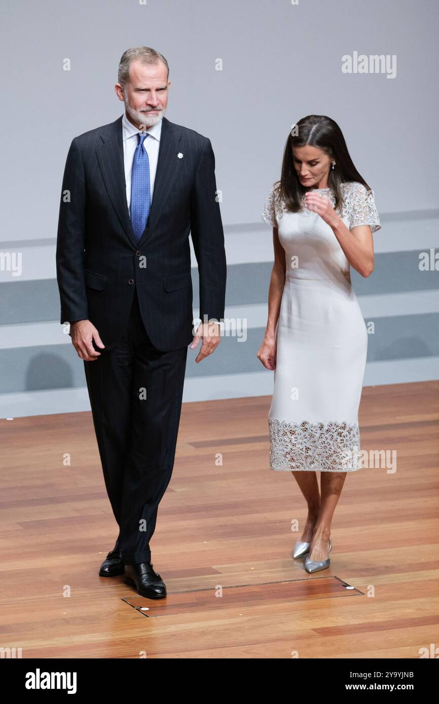 Le Roi Felipe VI d'Espagne et la Reine Letizia d'Espagne assistent aux 'Prix nationaux de la culture 2022 et 2023' au Musée Reina Sofia le 10 octobre 2024 Banque D'Images
