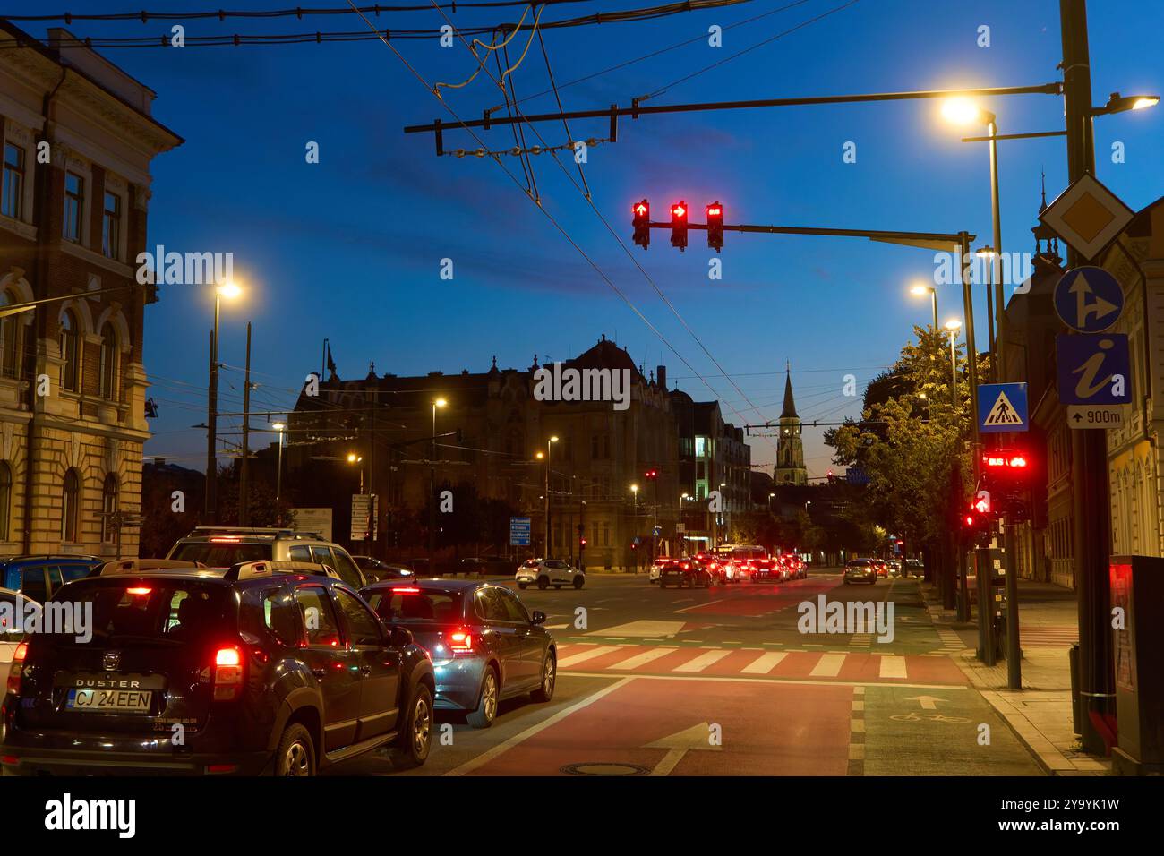 Cluj-Napoca, Roumanie. 20 septembre 2024 : voitures en circulation sur le 21 décembre Boulevard. Cette image est réservée à un usage éditorial. Banque D'Images