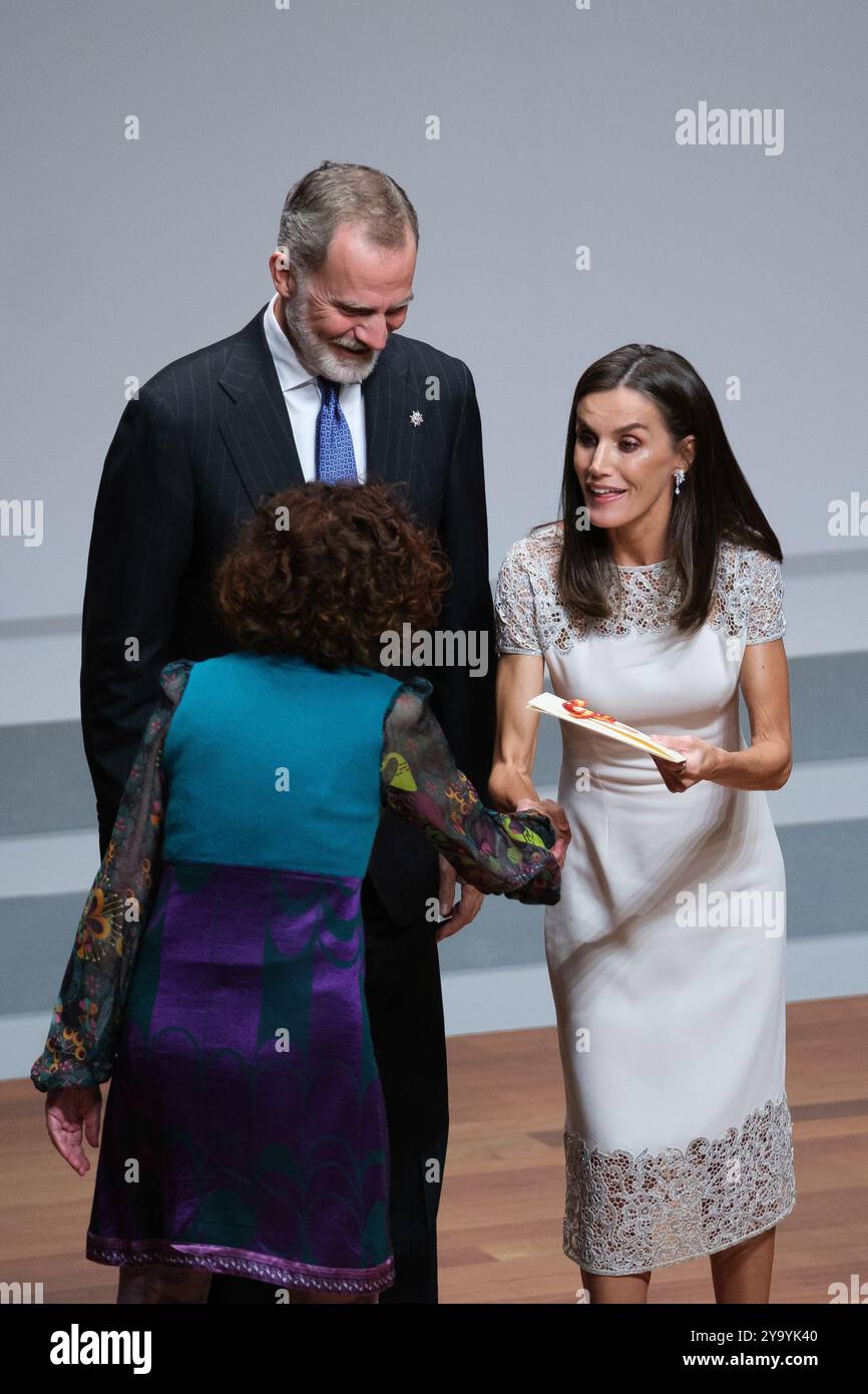 Le Roi Felipe VI d'Espagne et la Reine Letizia d'Espagne assistent aux 'Prix nationaux de la culture 2022 et 2023' au Musée Reina Sofia le 10 octobre 2024 Banque D'Images