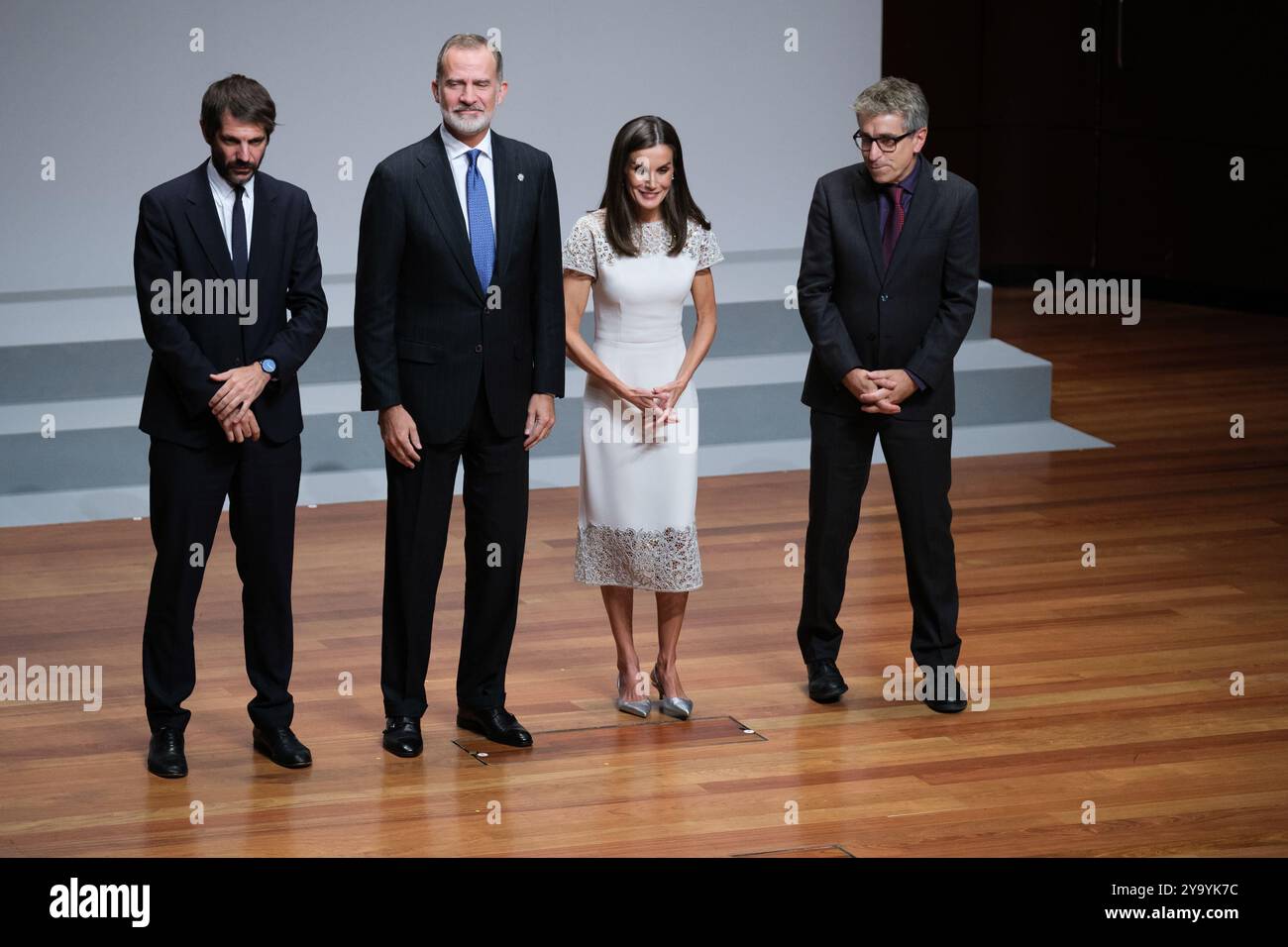 Le Roi Felipe VI d'Espagne et la Reine Letizia d'Espagne assistent aux 'Prix nationaux de la culture 2022 et 2023' au Musée Reina Sofia le 10 octobre 2024 Banque D'Images