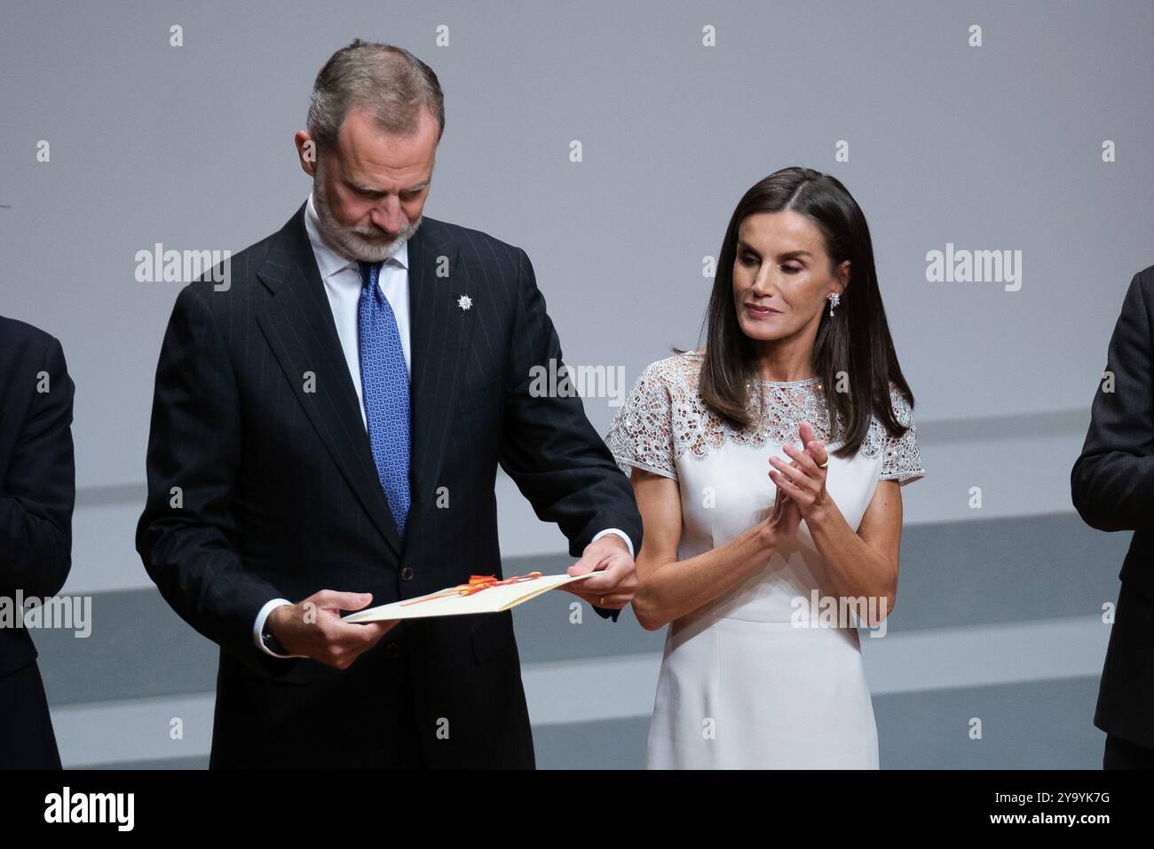 Le Roi Felipe VI d'Espagne et la Reine Letizia d'Espagne assistent aux 'Prix nationaux de la culture 2022 et 2023' au Musée Reina Sofia le 10 octobre 2024 Banque D'Images