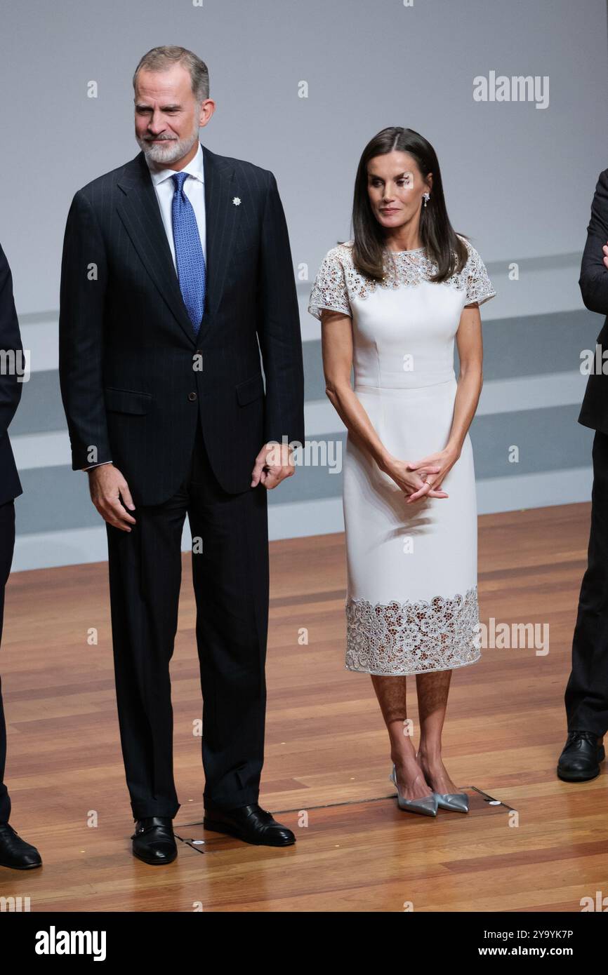 Le Roi Felipe VI d'Espagne et la Reine Letizia d'Espagne assistent aux 'Prix nationaux de la culture 2022 et 2023' au Musée Reina Sofia le 10 octobre 2024 Banque D'Images