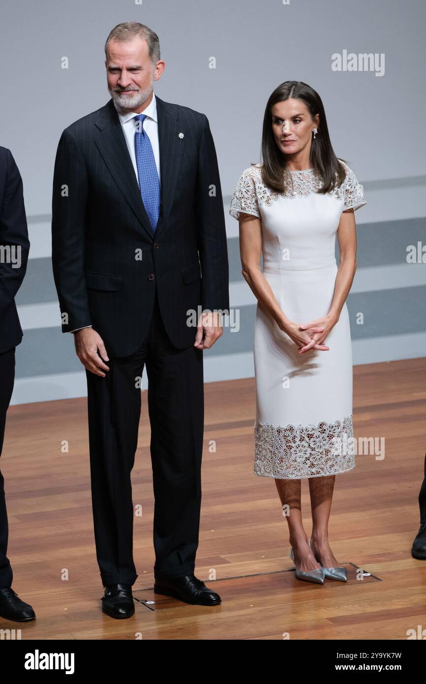 Le Roi Felipe VI d'Espagne et la Reine Letizia d'Espagne assistent aux 'Prix nationaux de la culture 2022 et 2023' au Musée Reina Sofia le 10 octobre 2024 Banque D'Images