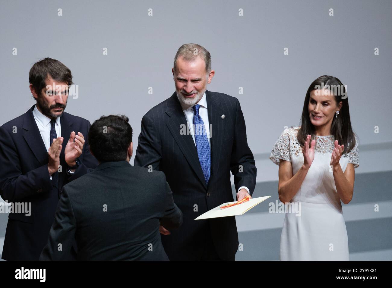 Le Roi Felipe VI d'Espagne et la Reine Letizia d'Espagne assistent aux 'Prix nationaux de la culture 2022 et 2023' au Musée Reina Sofia le 10 octobre 2024 Banque D'Images