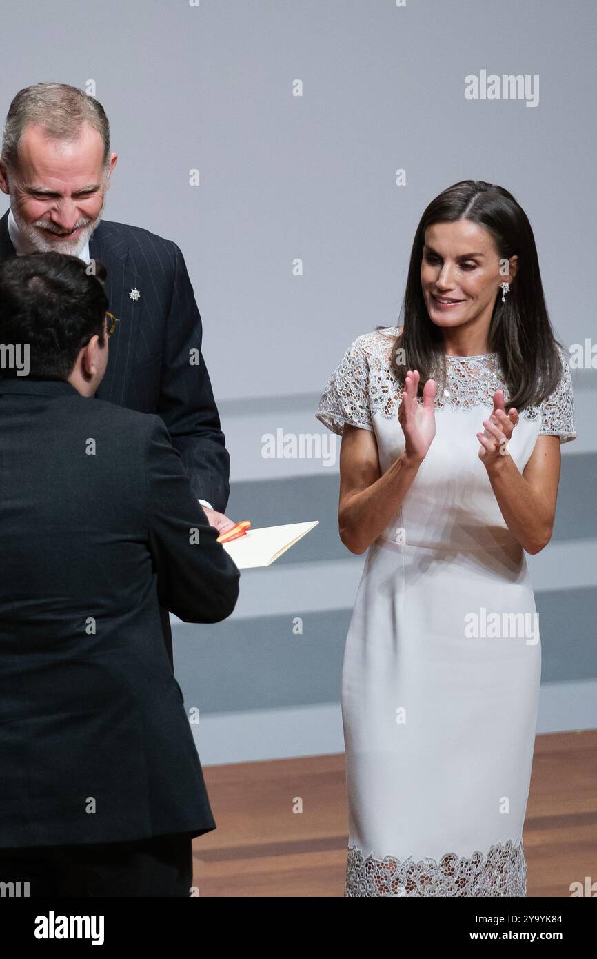 Le Roi Felipe VI d'Espagne et la Reine Letizia d'Espagne assistent aux 'Prix nationaux de la culture 2022 et 2023' au Musée Reina Sofia le 10 octobre 2024 Banque D'Images
