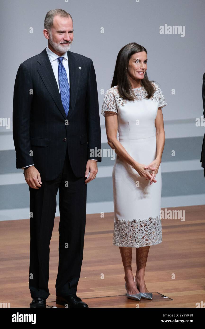 Le Roi Felipe VI d'Espagne et la Reine Letizia d'Espagne assistent aux 'Prix nationaux de la culture 2022 et 2023' au Musée Reina Sofia le 10 octobre 2024 Banque D'Images