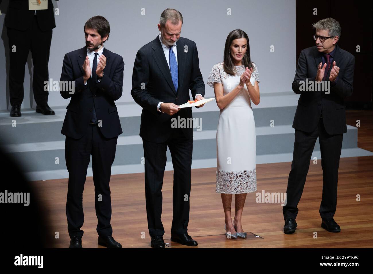 Le Roi Felipe VI d'Espagne et la Reine Letizia d'Espagne assistent aux 'Prix nationaux de la culture 2022 et 2023' au Musée Reina Sofia le 10 octobre 2024 Banque D'Images