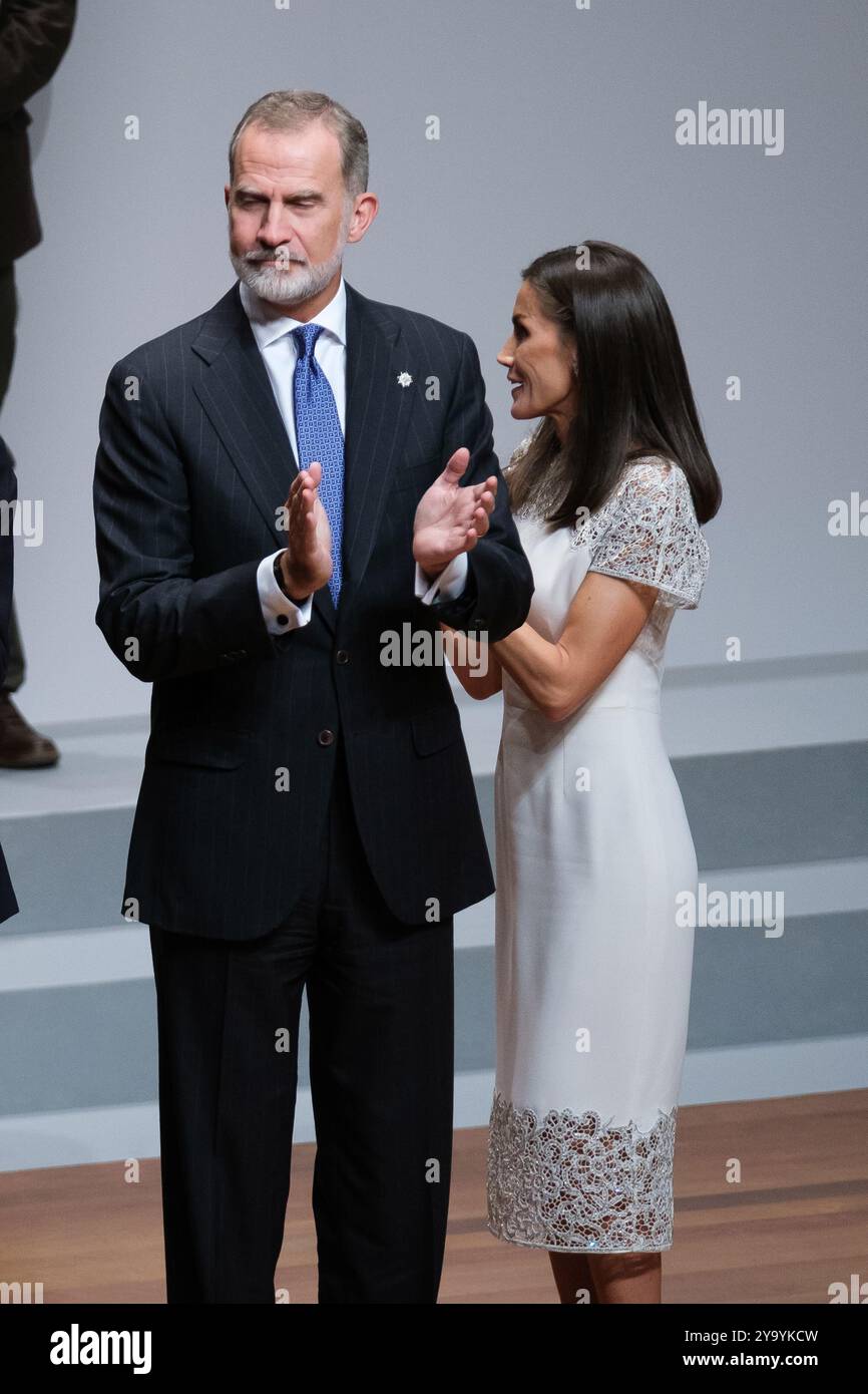 Le Roi Felipe VI d'Espagne et la Reine Letizia d'Espagne assistent aux 'Prix nationaux de la culture 2022 et 2023' au Musée Reina Sofia le 10 octobre 2024 Banque D'Images