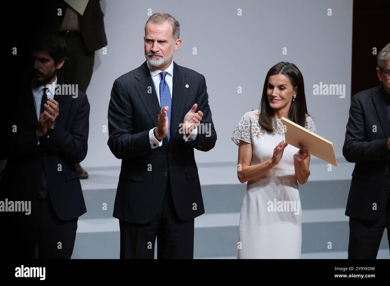 Le Roi Felipe VI d'Espagne et la Reine Letizia d'Espagne assistent aux 'Prix nationaux de la culture 2022 et 2023' au Musée Reina Sofia le 10 octobre 2024 Banque D'Images