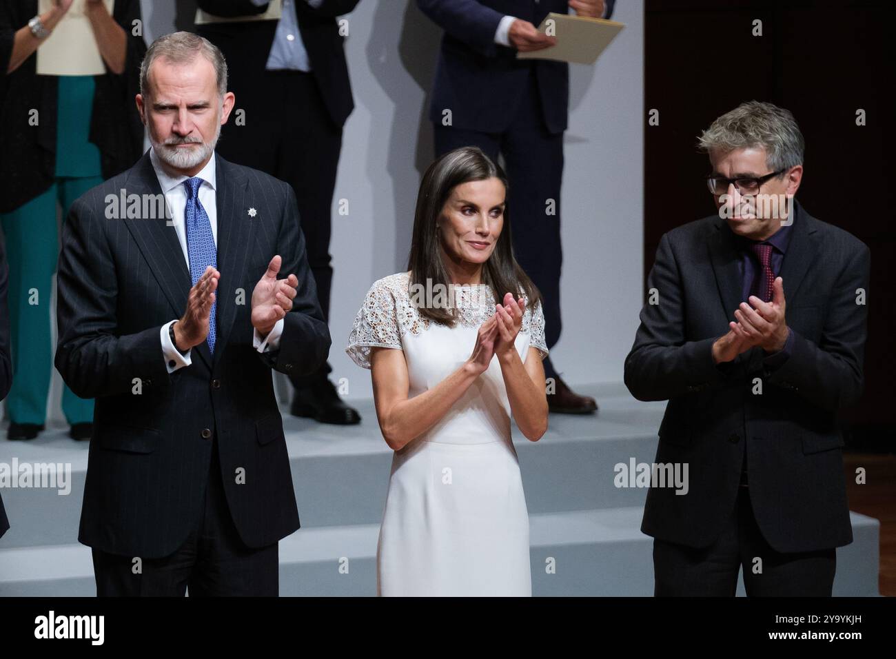 Le Roi Felipe VI d'Espagne et la Reine Letizia d'Espagne assistent aux 'Prix nationaux de la culture 2022 et 2023' au Musée Reina Sofia le 10 octobre 2024 Banque D'Images
