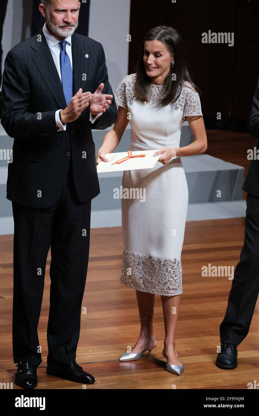 Le Roi Felipe VI d'Espagne et la Reine Letizia d'Espagne assistent aux 'Prix nationaux de la culture 2022 et 2023' au Musée Reina Sofia le 10 octobre 2024 Banque D'Images