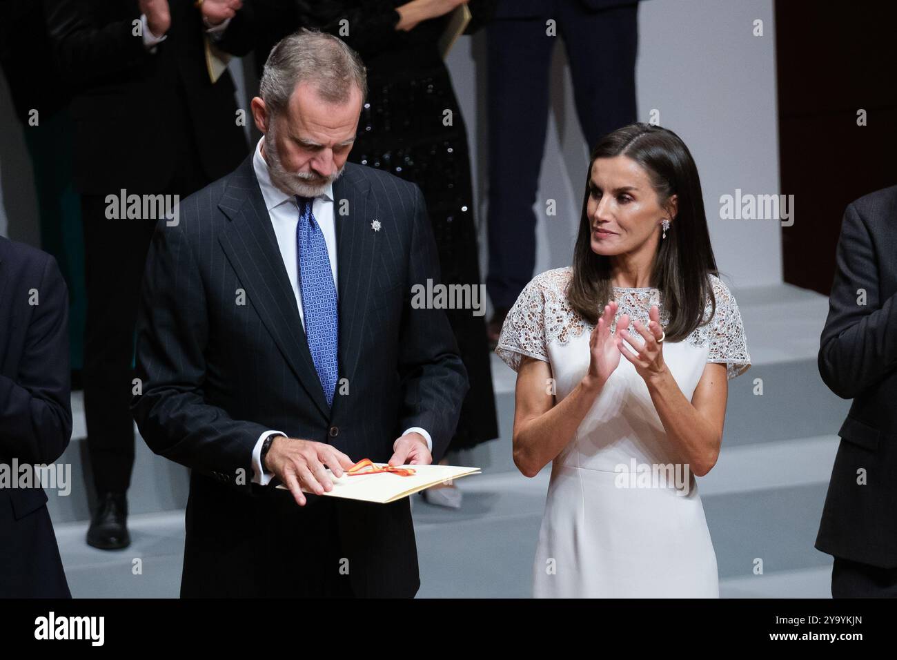 Le Roi Felipe VI d'Espagne et la Reine Letizia d'Espagne assistent aux 'Prix nationaux de la culture 2022 et 2023' au Musée Reina Sofia le 10 octobre 2024 Banque D'Images
