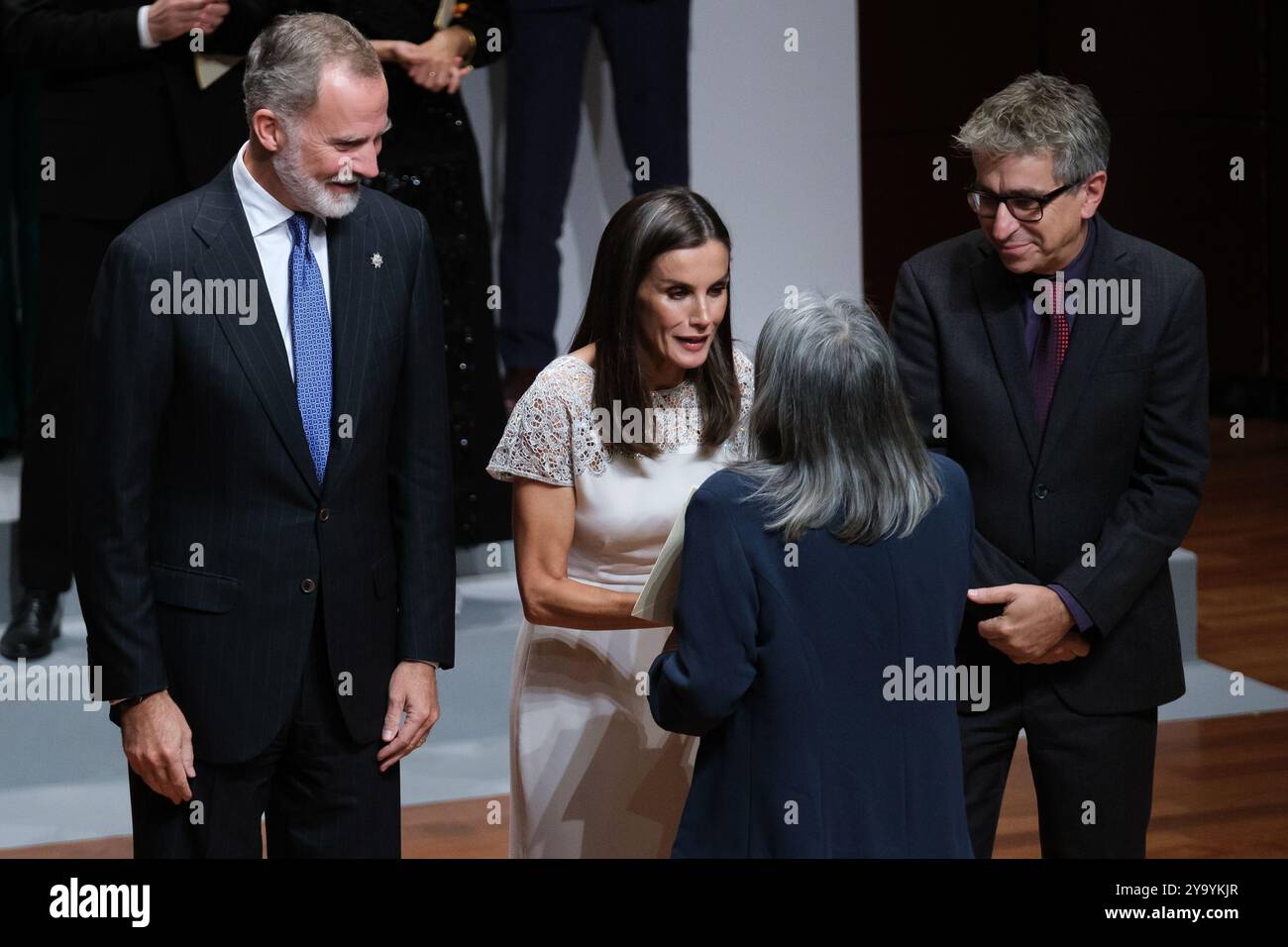 Le Roi Felipe VI d'Espagne et la Reine Letizia d'Espagne assistent aux 'Prix nationaux de la culture 2022 et 2023' au Musée Reina Sofia le 10 octobre 2024 Banque D'Images