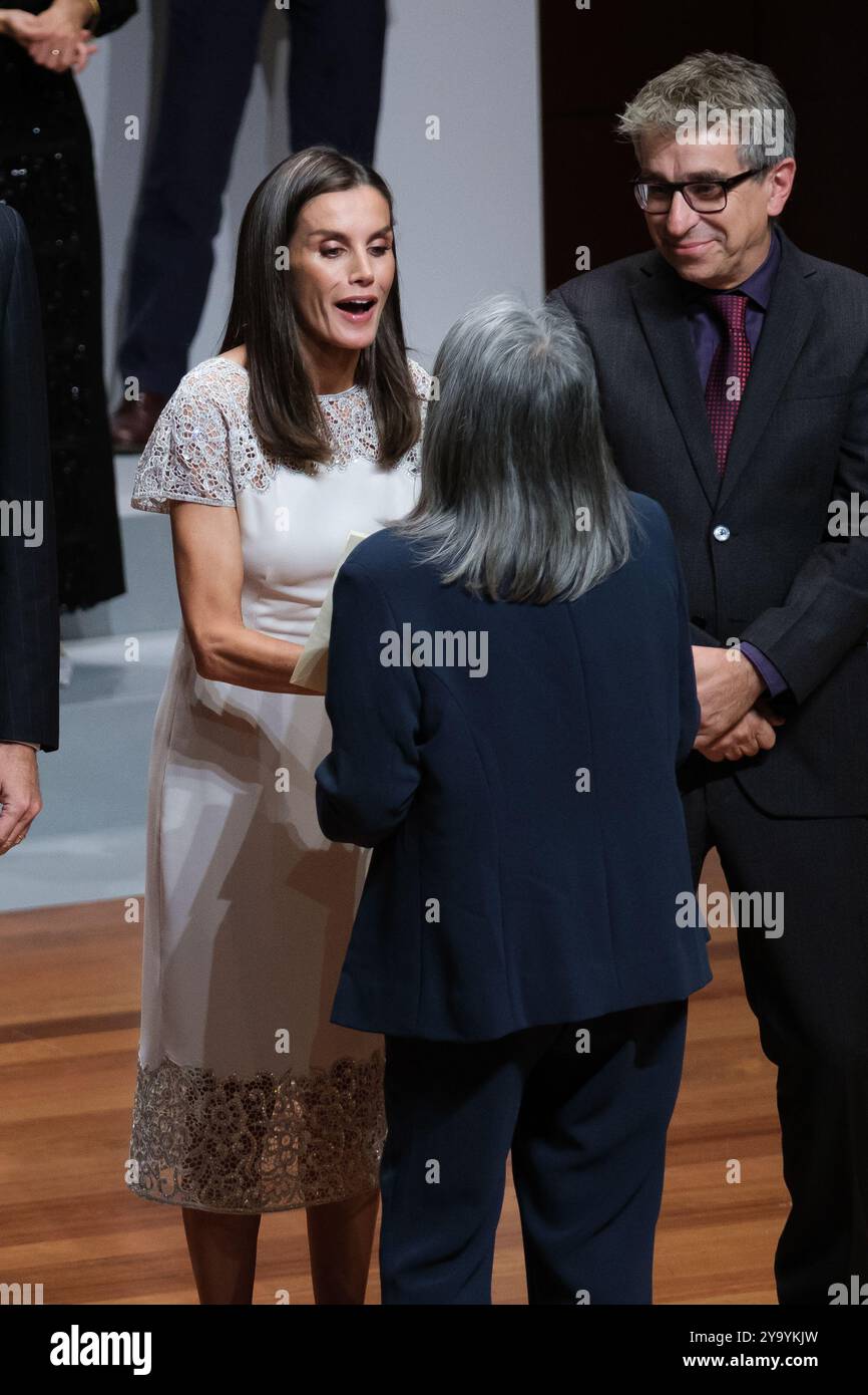 Le Roi Felipe VI d'Espagne et la Reine Letizia d'Espagne assistent aux 'Prix nationaux de la culture 2022 et 2023' au Musée Reina Sofia le 10 octobre 2024 Banque D'Images