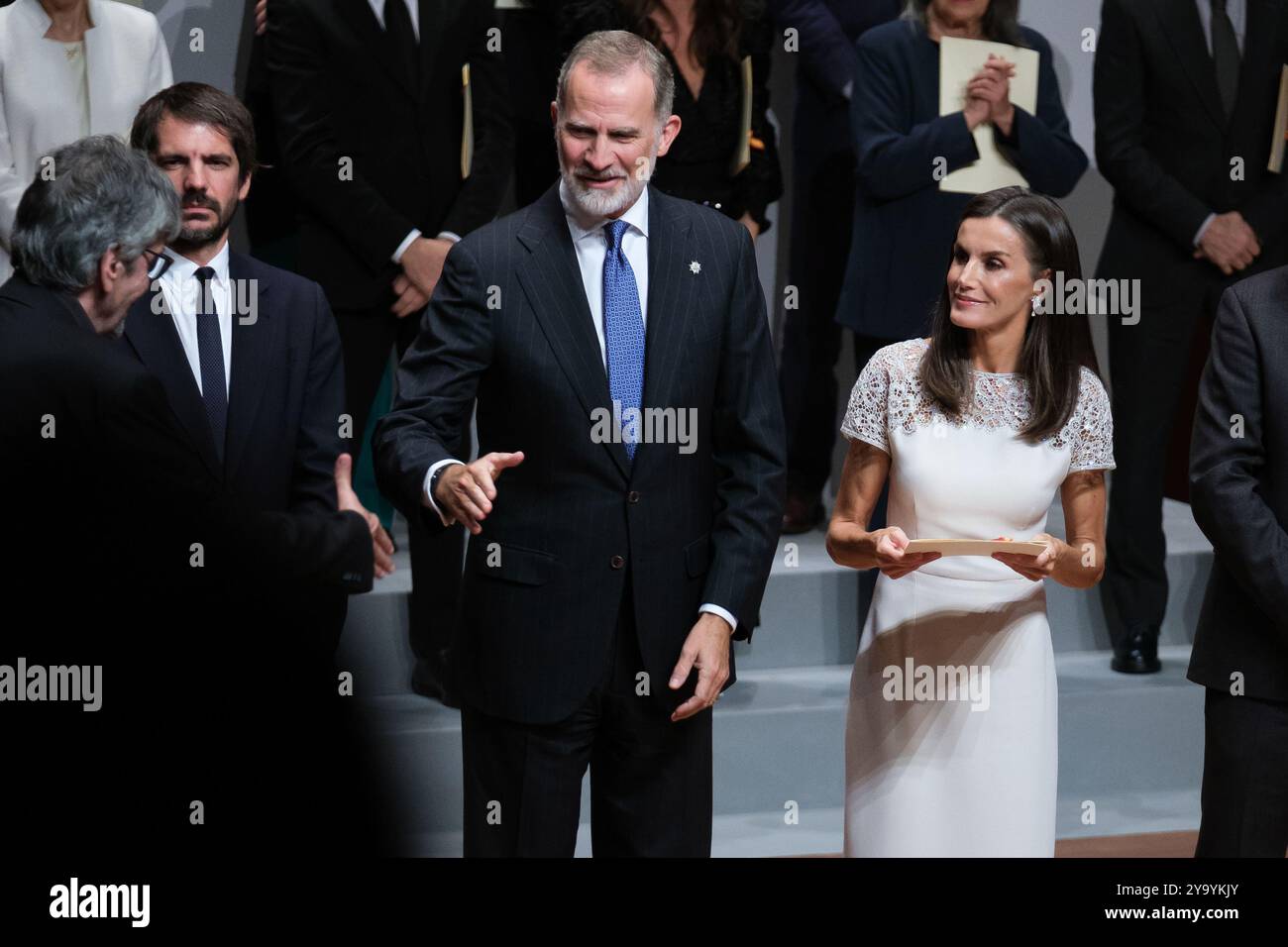 Le Roi Felipe VI d'Espagne et la Reine Letizia d'Espagne assistent aux 'Prix nationaux de la culture 2022 et 2023' au Musée Reina Sofia le 10 octobre 2024 Banque D'Images