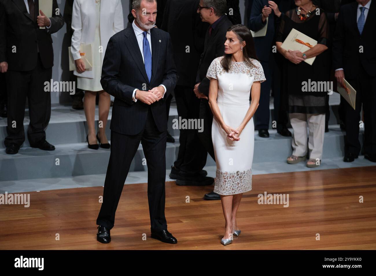 Le Roi Felipe VI d'Espagne et la Reine Letizia d'Espagne assistent aux 'Prix nationaux de la culture 2022 et 2023' au Musée Reina Sofia le 10 octobre 2024 Banque D'Images