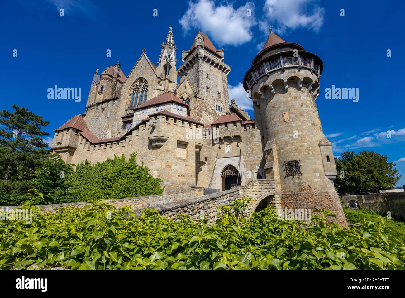 Château Kreuzenstein en Autriche près de Vienne. Beau vieux château médiéval antique en Europe. Forteresse avec murs de briques et tours Banque D'Images