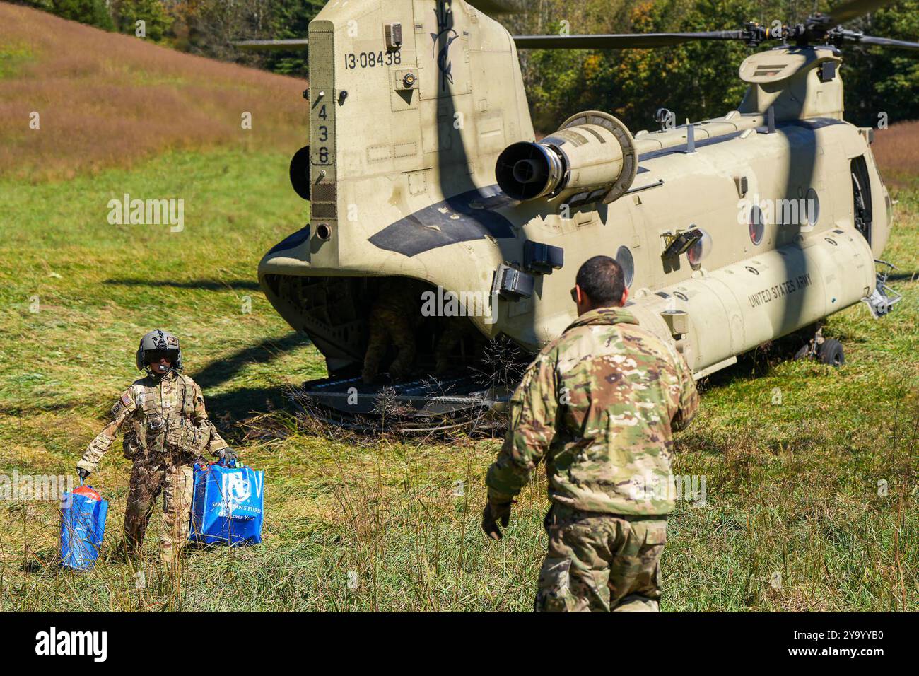 Les parachutistes de la 82e division aéroportée de l'armée américaine distribuent du carburant, de l'approvisionnement et de l'aide humanitaire aux communautés touchées à la suite de l'ouragan Helene dans le comté de Mitchell, Caroline du Nord, 9 octobre 2024. Dans le cadre de notre mission de défense intérieure, le Département de la Défense, par le biais du US Northern Command et en soutien à la Federal Emergency Management Agency, fournit le soutien nécessaire aux autorités civiles à la suite de toute catastrophe naturelle lorsque le Secrétaire à la Défense l'a ordonné et approuvé. La 82e division aéroportée exprime ses plus sincères condoléances à toute personne touchée par Hurri Banque D'Images