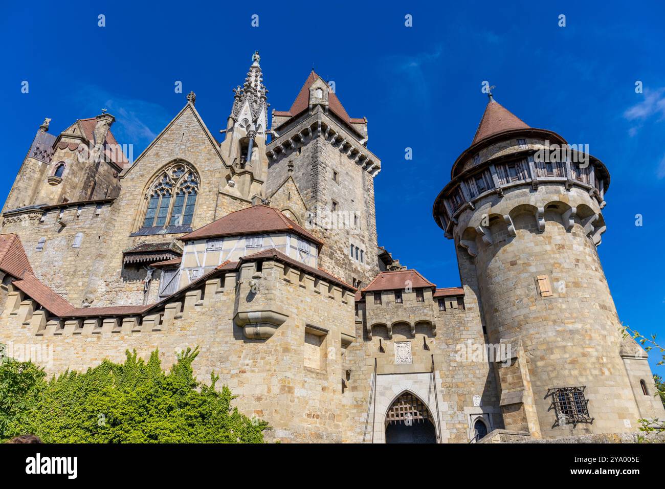 Château Kreuzenstein en Autriche près de Vienne. Beau vieux château médiéval antique en Europe. Forteresse avec murs de briques et tours Banque D'Images