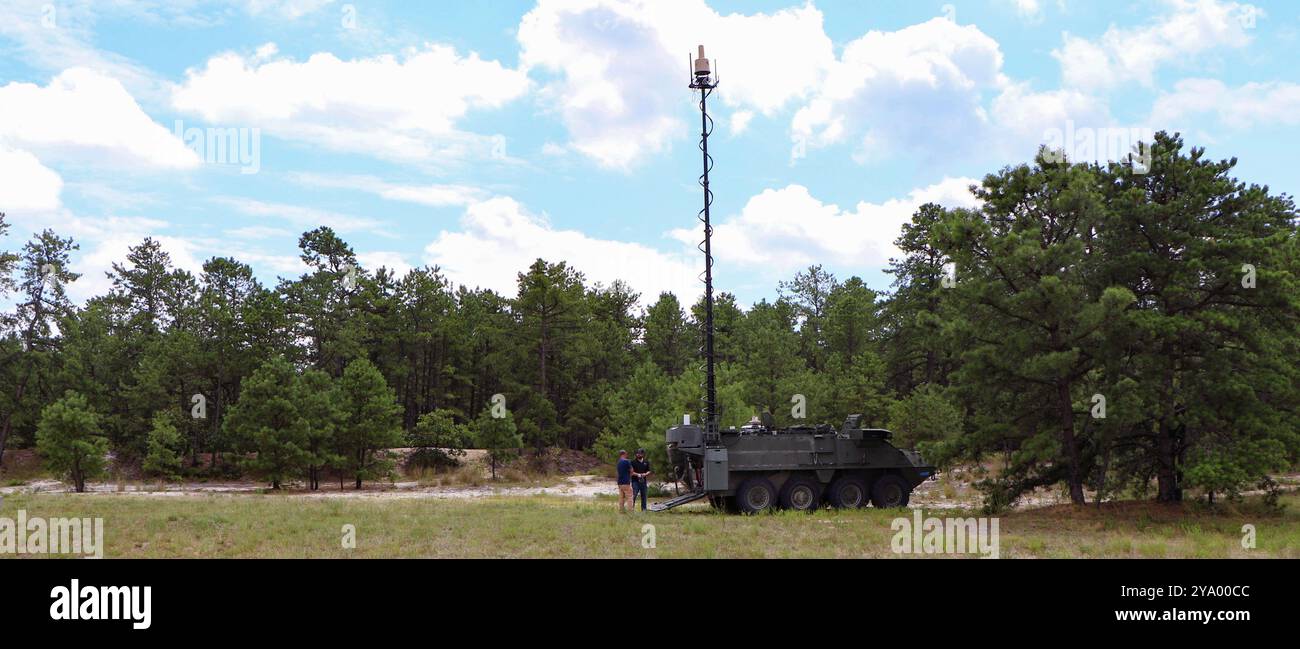 Le commandement du développement des capacités de combat de l'armée américaine (DEVCOM), commandement, contrôle, communications, ordinateurs, le Cyber, Intelligence, surveillance, and reconnaissance Center (C5ISR) dirige la science et la technologie de l’Armée de terre dans la construction des postes de commandement mobiles du futur. Les experts en la matière du C5ISR Center étudient comment les éléments de poste de commandement géographiquement dispersés restent reliés de manière sécurisée grâce aux nouvelles technologies de communication sans fil lors de l'expérience de modernisation du réseau 24 à joint base McGuire-dix-Lakehurst, New Jersey, en août 2024. (Photo de l'armée américaine par Dan Lafontaine) Banque D'Images