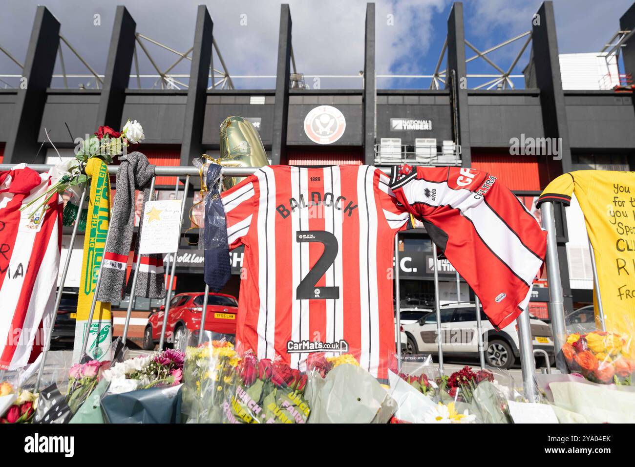 Sheffield, Royaume-Uni. 11 octobre 2024. Hommage à l'ancien joueur du Sheffield United FC George Baldock devant le stade Bramell Lane à Sheffield. Baldock était un joueur de l'équipe nationale de Grèce qui est décédé. Crédit : SOPA images Limited/Alamy Live News Banque D'Images