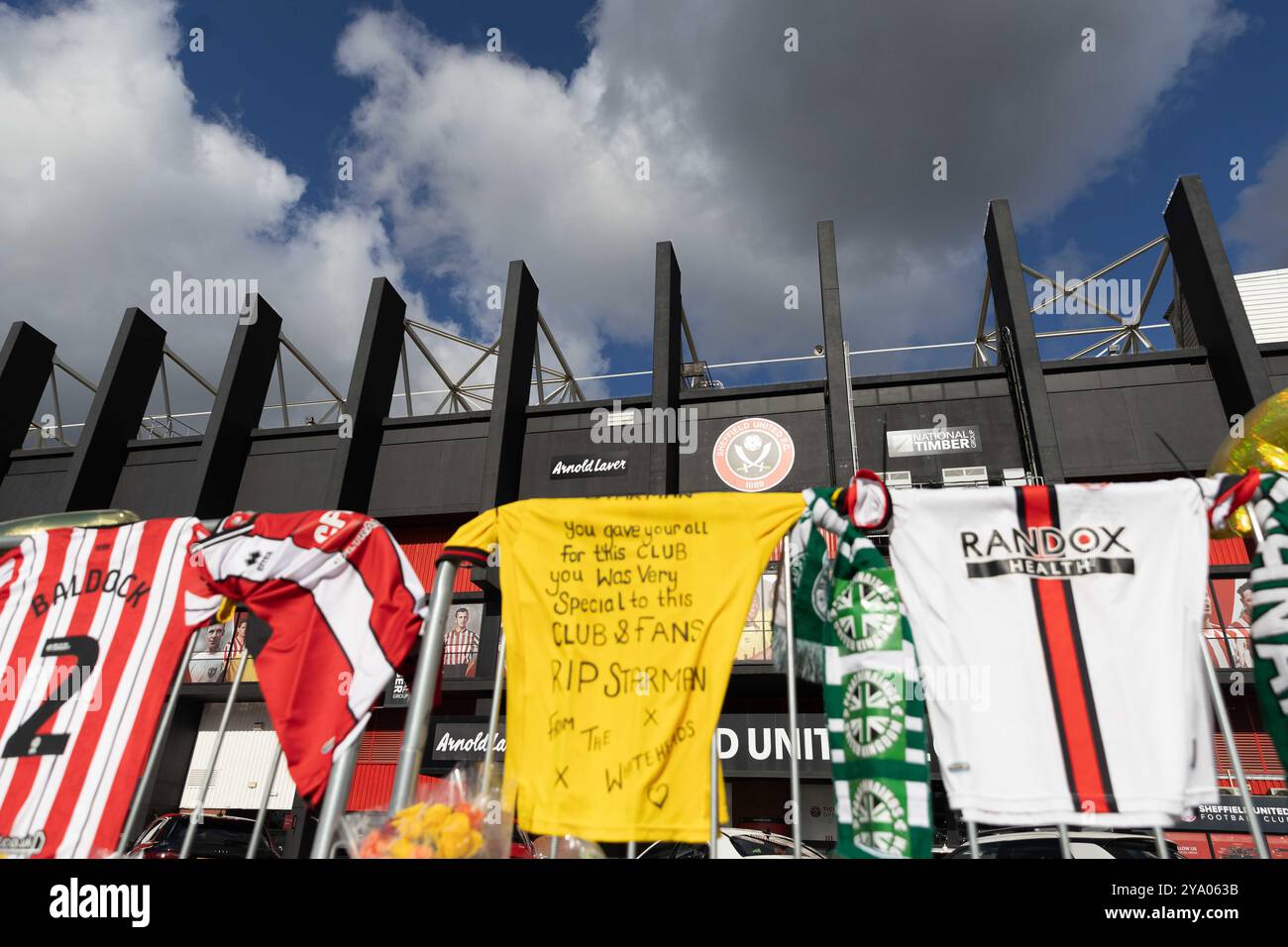 Sheffield, Royaume-Uni. 11 octobre 2024. Hommage à l'ancien joueur du Sheffield United FC George Baldock devant le stade Bramell Lane à Sheffield. Baldock était un joueur de l'équipe nationale de Grèce qui est décédé. (Photo de Ben Booth/SOPA images/SIPA USA) crédit : SIPA USA/Alamy Live News Banque D'Images