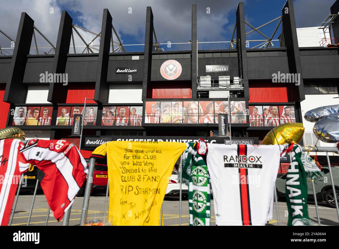 Sheffield, Royaume-Uni. 11 octobre 2024. Hommage à l'ancien joueur du Sheffield United FC George Baldock devant le stade Bramell Lane à Sheffield. Baldock était un joueur de l'équipe nationale de Grèce qui est décédé. (Photo de Ben Booth/SOPA images/SIPA USA) crédit : SIPA USA/Alamy Live News Banque D'Images