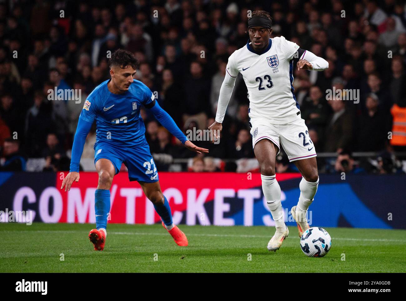 Londres, Royaume-Uni. 10 octobre 2024. Noni Madueke d'Angleterre et Dimitris Giannoulis de Grèce en action. Angleterre v Grèce, match du groupe F de l'UEFA Nations League au stade de Wembley à Londres le jeudi 10 octobre 2024. Usage éditorial exclusif. photo par Sandra Mailer/Andrew Orchard photographie sportive/Alamy Live News crédit : Andrew Orchard photographie sportive/Alamy Live News Banque D'Images