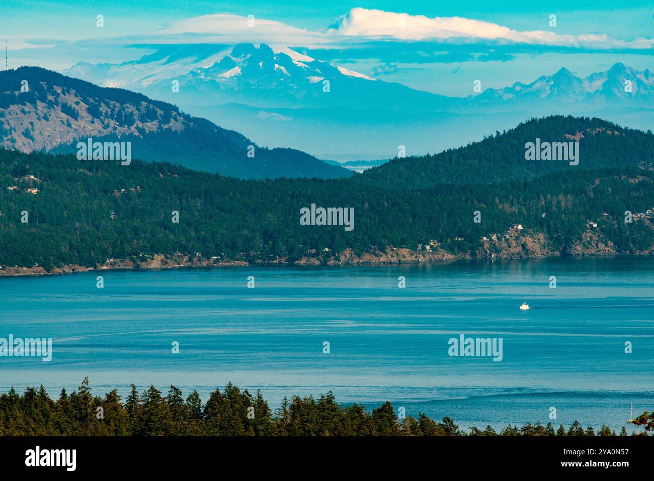 Vue au sud de Reginald Ridge, Salt Sprng Island, BC, Canada.Looking à d'autres îles Gulf et Mount Baker dans l'État de Washington. Banque D'Images