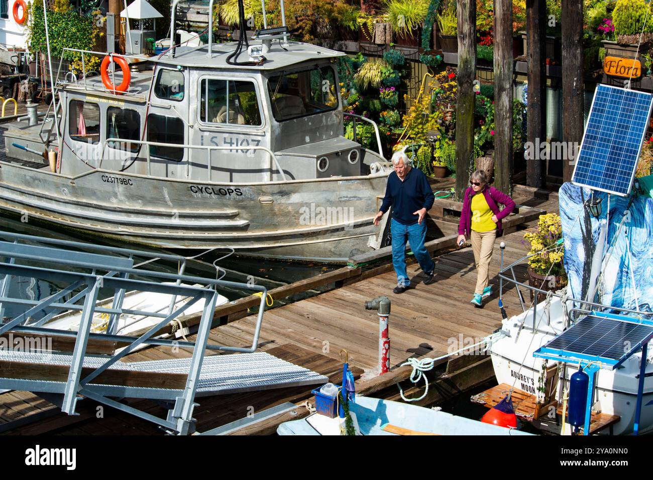 Un couple marche sur le quai de Gibsons sur la Sunshine Coast, Colombie-Britannique, Canada Banque D'Images