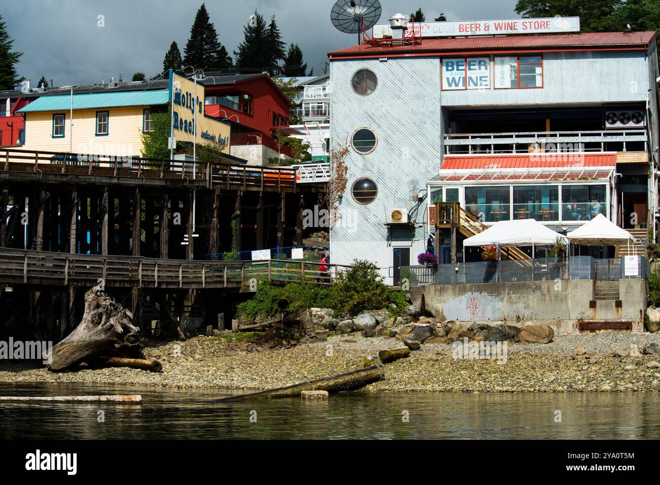 Un quai et pub à Gibsons sur la Sunshine Coast, Colombie-Britannique, Canada Banque D'Images