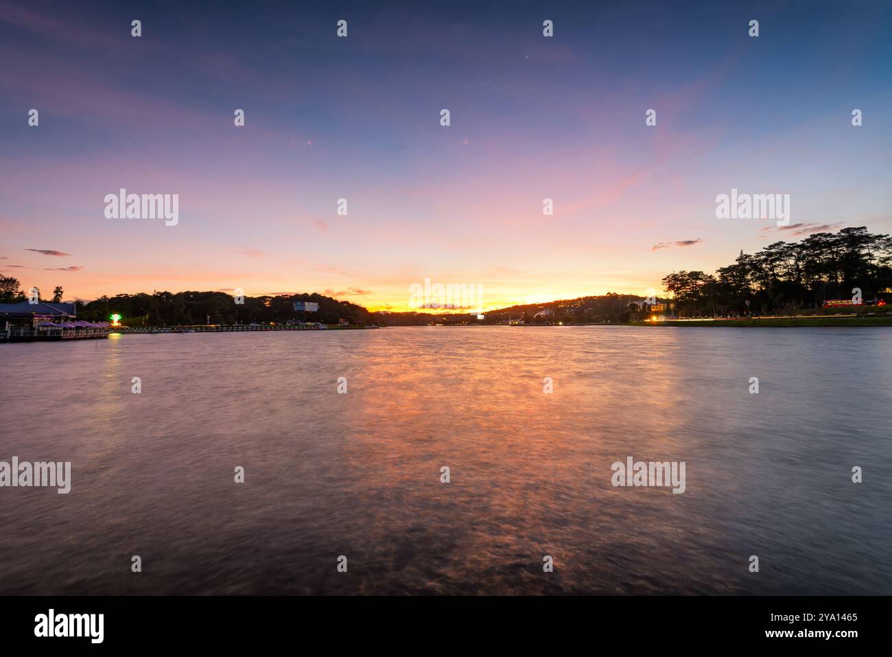 Un fabuleux lever de soleil au bord du lac Xuan Huong, au centre de la ville de Da Lat, province de Lam Dong, Vietnam. Ce joli lac est un endroit idéal pour faire de l'exercice le matin. Banque D'Images