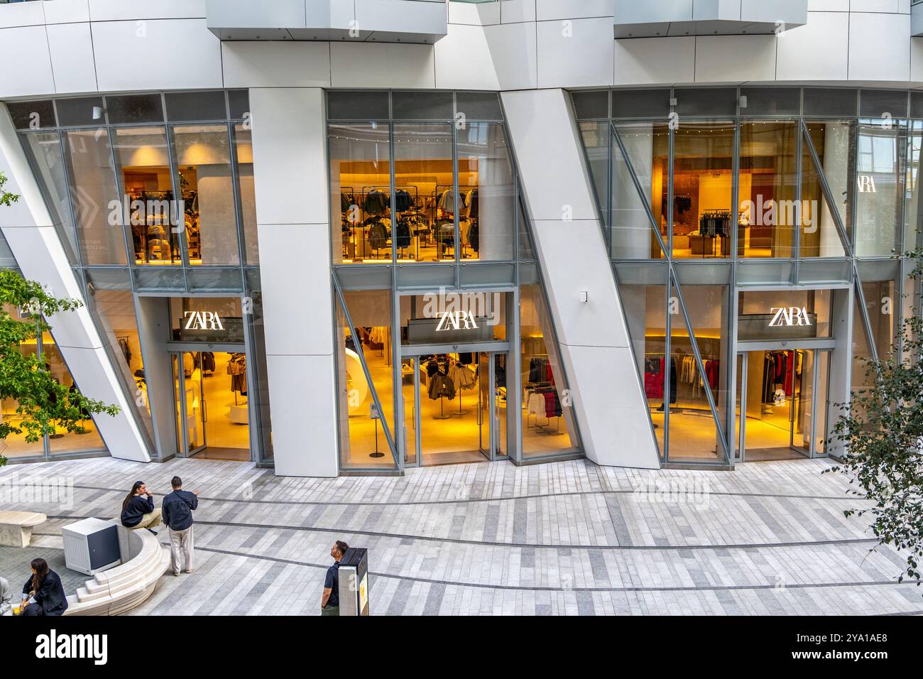 Londres, Royaume-Uni- 19 septembre 2024 : entrée du magasin de détail de la marque Zara et panneau sur la devanture du centre commercial Battersea. Banque D'Images