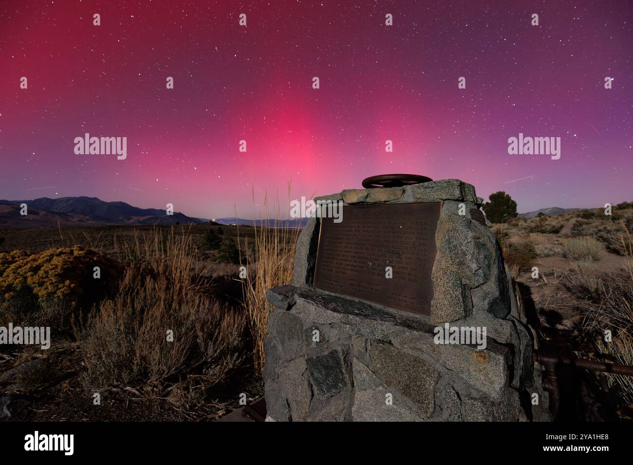 Oct. 10, 20024. Mono Lake, CA. Des lumières d'Aurora Borealis, les aurores boréales, sont vues au-dessus du monument West Portal près du lac Mono, Californie. Banque D'Images