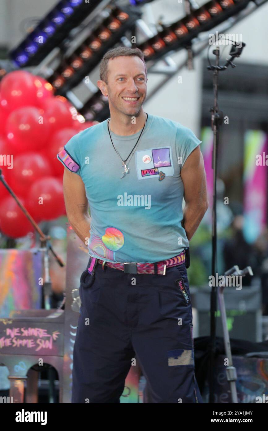 New York. 08 octobre 2024. NEW YORK, NEW YORK - 08 OCTOBRE : Chris Martin de Coldplay se produit en direct dans le spectacle 'Today' de NBC au Rockefeller Plaza le 8 octobre 2024, à New York. Le groupe de rock britannique a livré une performance énergique, captivant le public avec leurs chansons à succès. Les fans se sont rassemblés tôt le matin pour assister à l'événement, bravant le temps de l'automne pour avoir la chance de voir Coldplay en direct en action. (Crédit : Giada Papini/EuropaNewswire)/dpa/Alamy Live News Banque D'Images