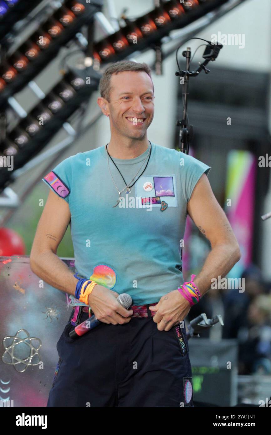 New York. 08 octobre 2024. NEW YORK, NEW YORK - 08 OCTOBRE : Chris Martin de Coldplay se produit en direct dans le spectacle 'Today' de NBC au Rockefeller Plaza le 8 octobre 2024, à New York. Le groupe de rock britannique a livré une performance énergique, captivant le public avec leurs chansons à succès. Les fans se sont rassemblés tôt le matin pour assister à l'événement, bravant le temps de l'automne pour avoir la chance de voir Coldplay en direct en action. (Crédit : Giada Papini/EuropaNewswire)/dpa/Alamy Live News Banque D'Images