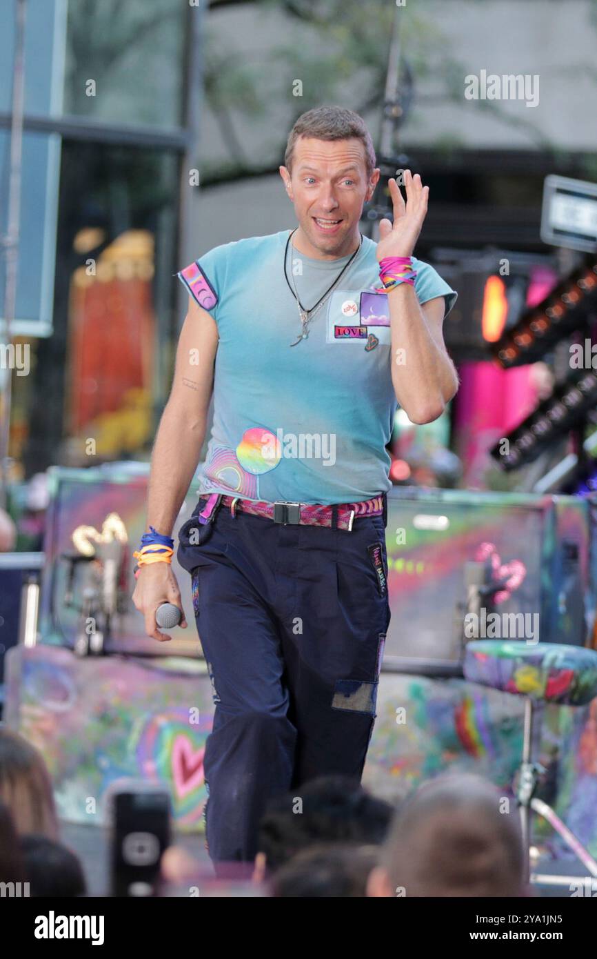 New York. 08 octobre 2024. NEW YORK, NEW YORK - 08 OCTOBRE : Chris Martin de Coldplay se produit en direct dans le spectacle 'Today' de NBC au Rockefeller Plaza le 8 octobre 2024, à New York. Le groupe de rock britannique a livré une performance énergique, captivant le public avec leurs chansons à succès. Les fans se sont rassemblés tôt le matin pour assister à l'événement, bravant le temps de l'automne pour avoir la chance de voir Coldplay en direct en action. (Crédit : Giada Papini/EuropaNewswire)/dpa/Alamy Live News Banque D'Images
