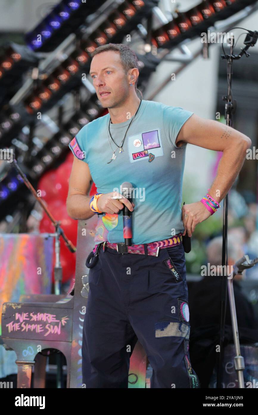 New York. 08 octobre 2024. NEW YORK, NEW YORK - 08 OCTOBRE : Chris Martin de Coldplay se produit en direct dans le spectacle 'Today' de NBC au Rockefeller Plaza le 8 octobre 2024, à New York. Le groupe de rock britannique a livré une performance énergique, captivant le public avec leurs chansons à succès. Les fans se sont rassemblés tôt le matin pour assister à l'événement, bravant le temps de l'automne pour avoir la chance de voir Coldplay en direct en action. (Crédit : Giada Papini/EuropaNewswire)/dpa/Alamy Live News Banque D'Images