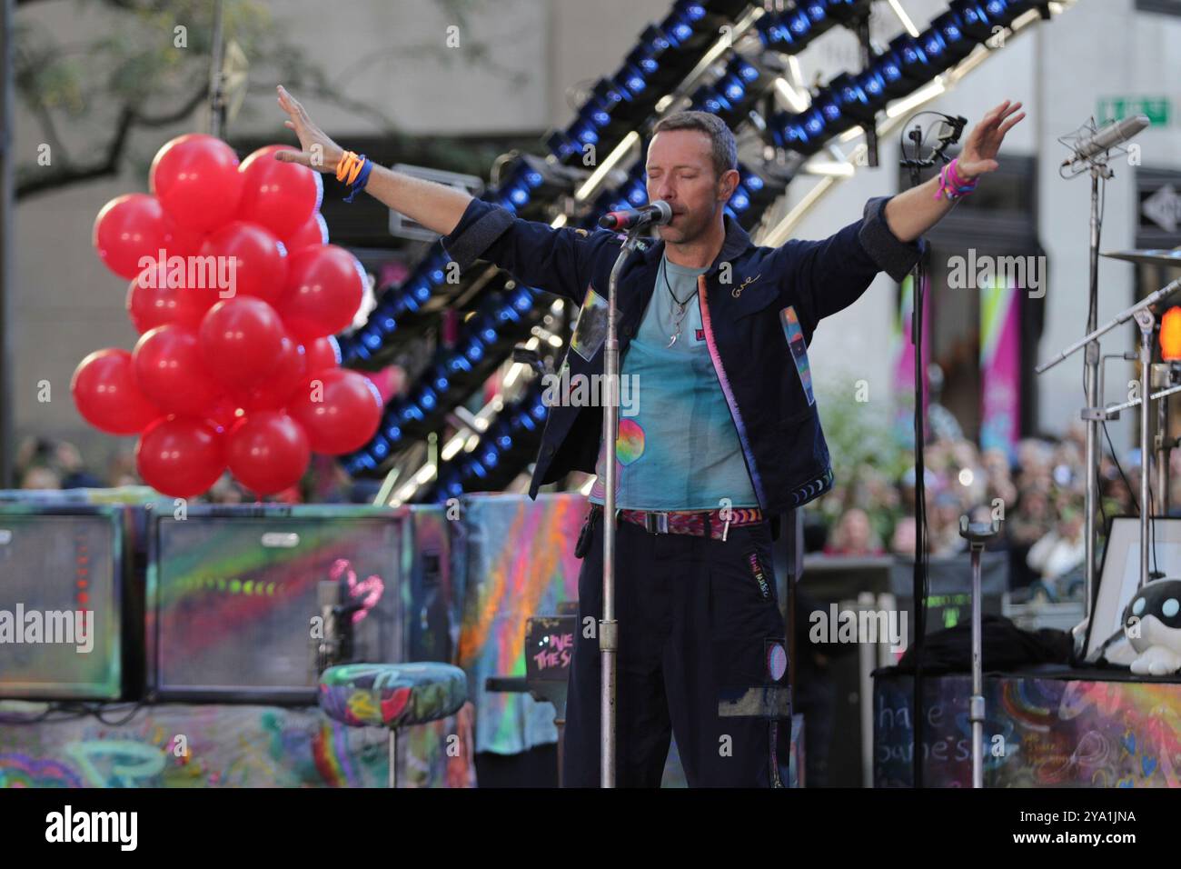 New York. 08 octobre 2024. NEW YORK, NEW YORK - 08 OCTOBRE : Chris Martin de Coldplay se produit en direct dans le spectacle 'Today' de NBC au Rockefeller Plaza le 8 octobre 2024, à New York. Le groupe de rock britannique a livré une performance énergique, captivant le public avec leurs chansons à succès. Les fans se sont rassemblés tôt le matin pour assister à l'événement, bravant le temps de l'automne pour avoir la chance de voir Coldplay en direct en action. (Crédit : Giada Papini/EuropaNewswire)/dpa/Alamy Live News Banque D'Images