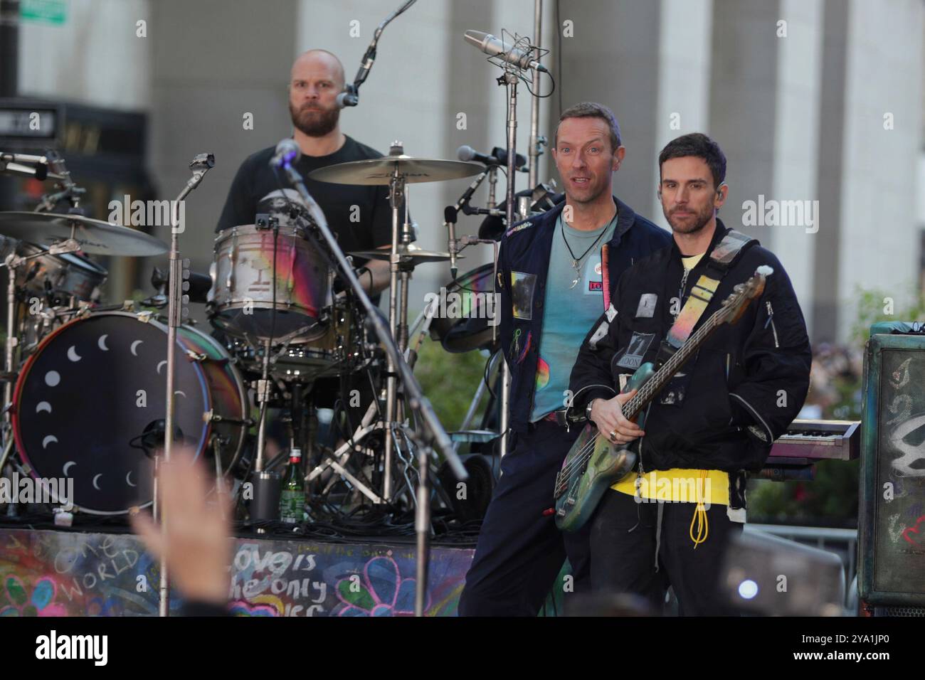New York. 08 octobre 2024. NEW YORK, NEW YORK - 08 OCTOBRE : Chris Martin de Coldplay se produit en direct dans le spectacle 'Today' de NBC au Rockefeller Plaza le 8 octobre 2024, à New York. Le groupe de rock britannique a livré une performance énergique, captivant le public avec leurs chansons à succès. Les fans se sont rassemblés tôt le matin pour assister à l'événement, bravant le temps de l'automne pour avoir la chance de voir Coldplay en direct en action. (Crédit : Giada Papini/EuropaNewswire)/dpa/Alamy Live News Banque D'Images
