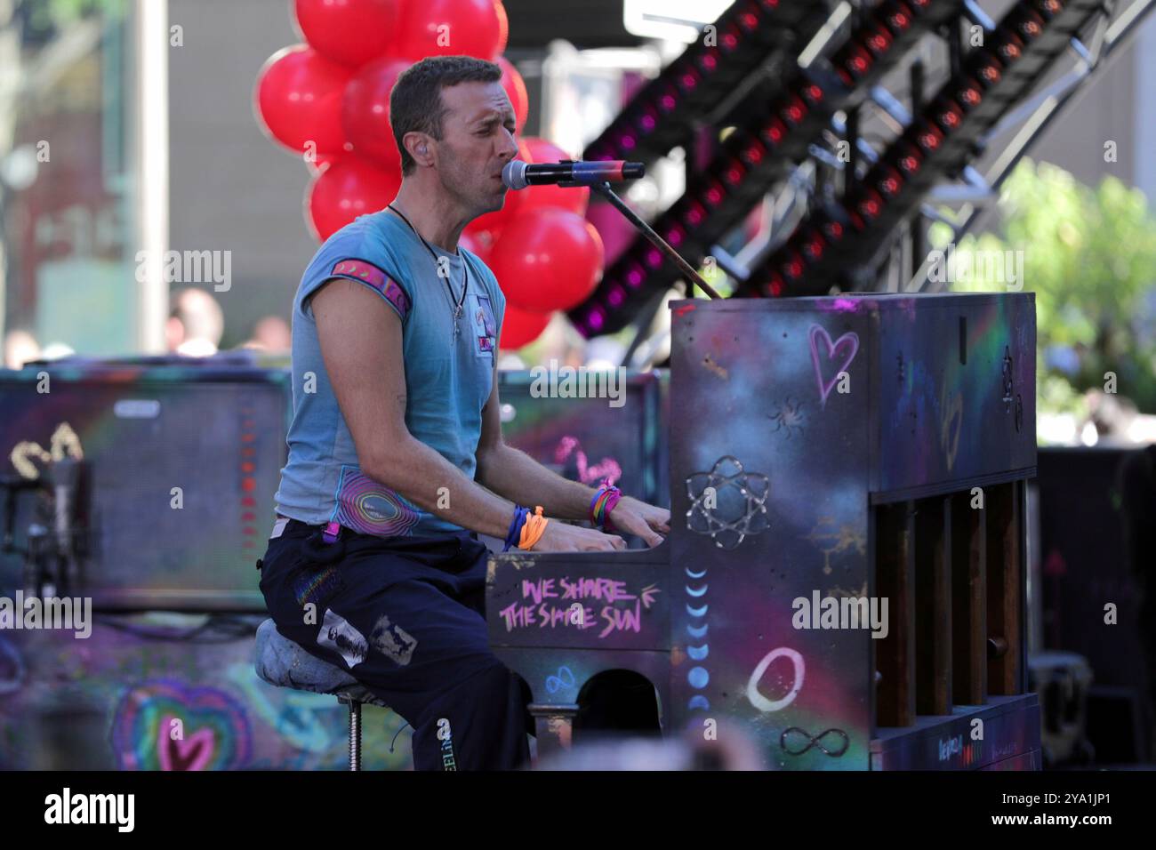 New York. 08 octobre 2024. NEW YORK, NEW YORK - 08 OCTOBRE : Chris Martin de Coldplay se produit en direct dans le spectacle 'Today' de NBC au Rockefeller Plaza le 8 octobre 2024, à New York. Le groupe de rock britannique a livré une performance énergique, captivant le public avec leurs chansons à succès. Les fans se sont rassemblés tôt le matin pour assister à l'événement, bravant le temps de l'automne pour avoir la chance de voir Coldplay en direct en action. (Crédit : Giada Papini/EuropaNewswire)/dpa/Alamy Live News Banque D'Images