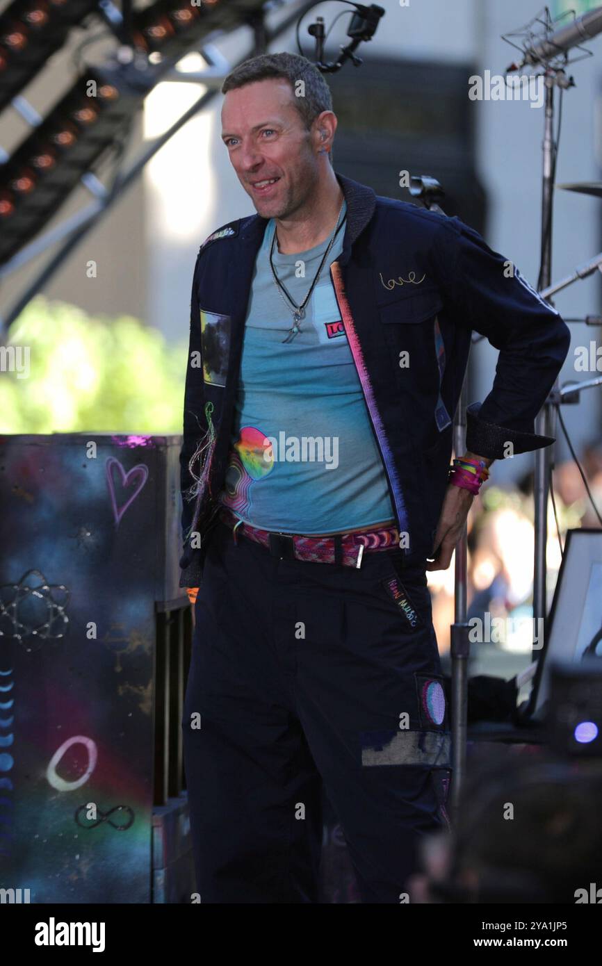 New York. 08 octobre 2024. NEW YORK, NEW YORK - 08 OCTOBRE : Chris Martin de Coldplay se produit en direct dans le spectacle 'Today' de NBC au Rockefeller Plaza le 8 octobre 2024, à New York. Le groupe de rock britannique a livré une performance énergique, captivant le public avec leurs chansons à succès. Les fans se sont rassemblés tôt le matin pour assister à l'événement, bravant le temps de l'automne pour avoir la chance de voir Coldplay en direct en action. (Crédit : Giada Papini/EuropaNewswire)/dpa/Alamy Live News Banque D'Images